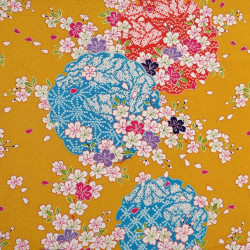 Tessuto chirimen in poliestere giallo giapponese con motivo di fiori di ciliegio, SAKURA, realizzato in Giappone larghezza 112 c