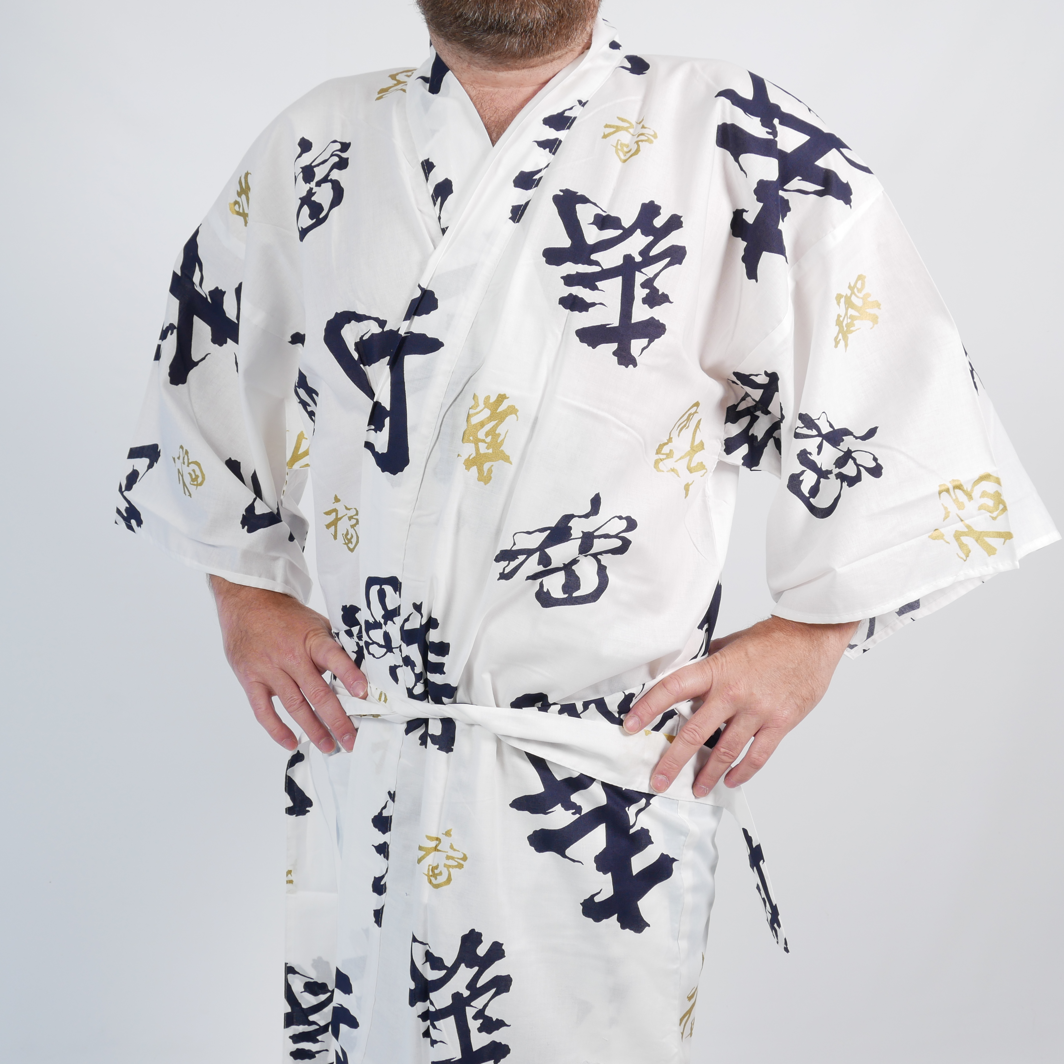 Uomo giapponese con il kimono che mangia ramen