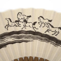 Abanico japonés beige de poliéster y bambú con estampado de caballos salvajes, UMAKUIKU, 22cm