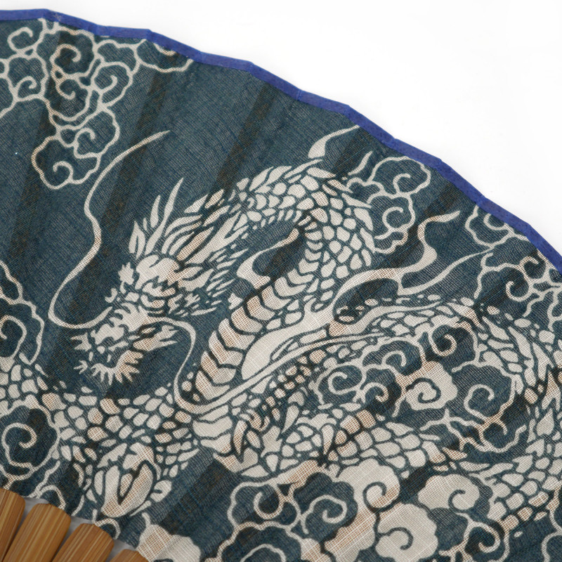 Abanico japonés de bambú y algodón azul con nubes y estampado de dragones, KUMO RYU, 22cm