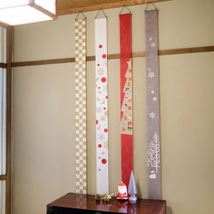 Fine tapisserie japonaise en chanvre blanche et rouge peinte à la main motif de noël, KURISUMASU, 10x170cm