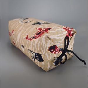 Cojín Makura con estampado de carpa koi beige desenfundable - KOI - 32cm