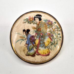 Large vintage Satsuma button, late 19th century early 20th century - 2 geisha