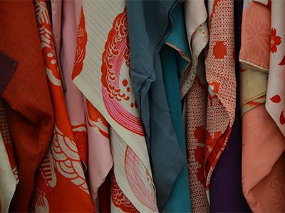Une multitude de tissus japonais aux formes et couleur diverse.