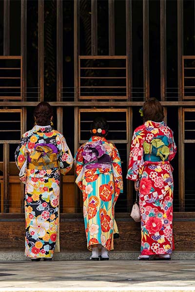 Femme portant un kimono au motif de fleurs