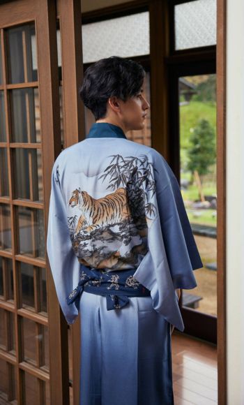 Homme portant un kimono au motif de fleurs