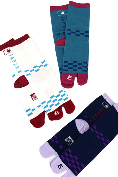Plusieurs paires de chaussettes japonaises, avec de multiples motifs et couleur.